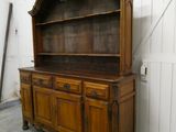 une armoire en bois avec un plateau en verre dans une pièce
