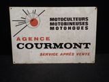une vieille enseigne faisant la promotion d'un club de motards et d'une aire de service