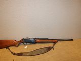 le fusil est posé sur la table, à côté du pistolet