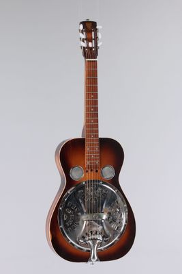 une image représentant une guitare suspendue au plafond