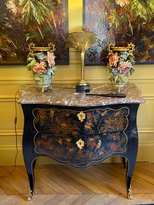 Commode galbée en vernis Européen à l'imitation de la laque …