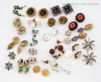 un assortiment de broches et de boucles d'oreilles variées, disposées sur un fond blanc