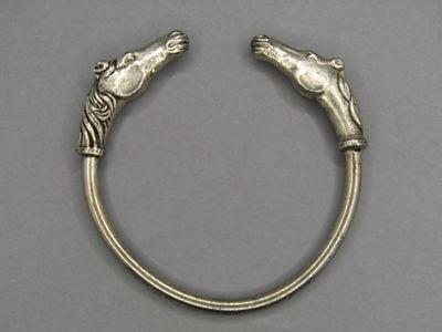 deux bracelets en argent ornés de chevaux sur un fond gris