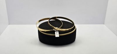 boîte à bijoux en velours noir surmontée de deux anneaux dorés