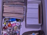 une boîte blanche remplie d'objets divers posée sur une table