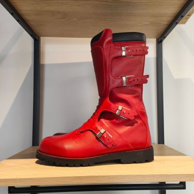 une paire de bottes rouges posées sur une étagère