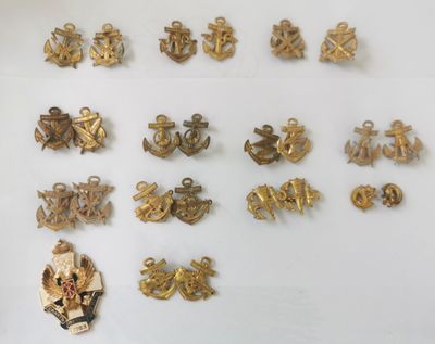 un gros plan sur une table blanche sur laquelle sont disposés plusieurs breloques dorées