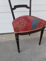 Petite chaise en bois noirci, le dossier à décor d’un nœud e… (photo 5)