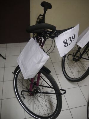 deux vélos équipés de sacoches à l'arrière