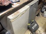 une photo d'une cuisine où le sol est jonché de bric-à-brac