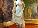 une statue représentant une femme, exposée dans une vitrine
