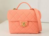 un petit sac rose posé sur une table blanche
