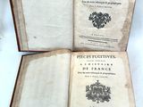 un livre ouvert sur lequel figure l'image d'un blason, surmonté d'un autre blason