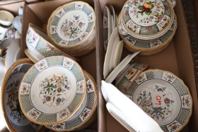 une boîte contenant tout un tas d'assiettes et de cuillères