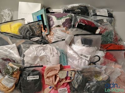 de nombreux sacs contenant des vêtements et d'autres objets dans cette pièce