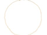 un collier de perles blanches avec un fermoir en or sur fond blanc