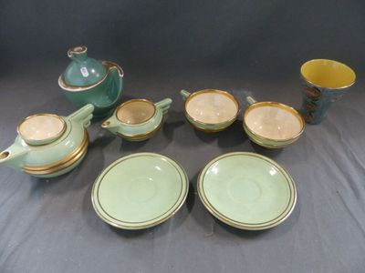 de nombreux types de théières et de bols sur la table
