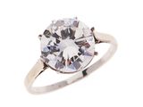 gros plan d'une bague en diamant sur fond blanc