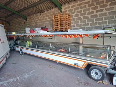 un food truck garé à côté d'un immeuble