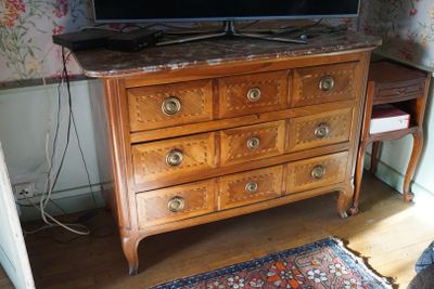 Commode en bois de placage. XVIIIe siècle - Photo 1