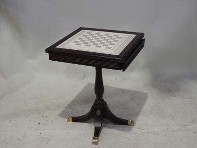 une image représentant une petite table d'échecs sur laquelle est posé un échiquier