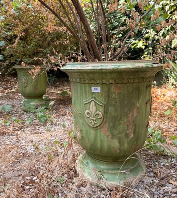 deux jardinières vertes posées par terre dans les bois