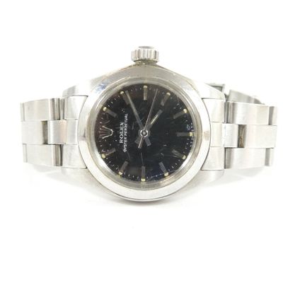 une image d'un gros plan d'une montre-bracelet sur une surface blanche
