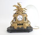 une horloge en or sur laquelle figure un homme à cheval