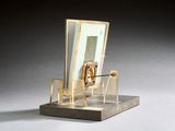 une sculpture représentant un miroir posé sur un socle, lui-même posé sur une table