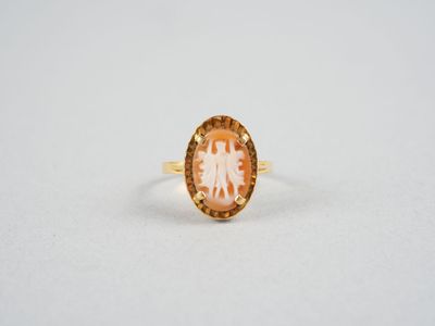 une bague en or ornée d'une pierre orange et blanche au centre
