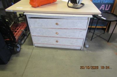 une table sur laquelle est posé un outil