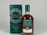 une bouteille de whisky posée sur une table à côté d'un coffret