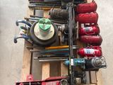 un tas d'outils posés sur une palette dans un garage