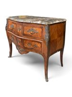 Commode sauteuse galbée en bois de placage, ouvrant par troi… (photo 2)