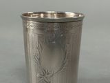 une coupe en argent posée sur une table