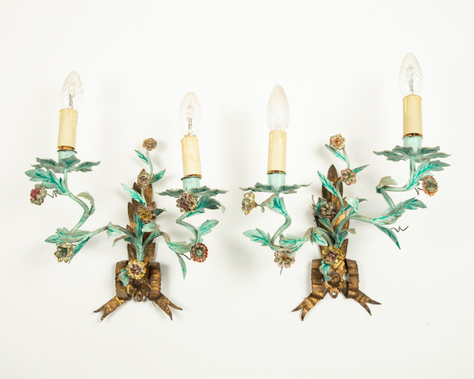 Paire d'appliques à deux lumières en métal peint à décor de …