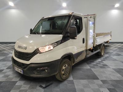 un camion blanc garé sur un sol à carreaux