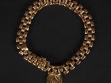 un bracelet en or orné d'une pièce