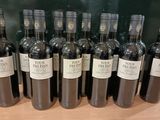 plusieurs bouteilles de vin sont alignées sur une table