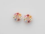 une paire de boucles d'oreilles multicolores sur fond blanc