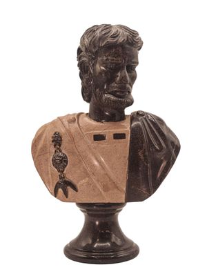statue représentant le buste d'un homme avec un oiseau sur l'épaule