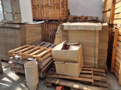 une pile de cartons sur une palette dans un entrepôt