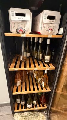 un réfrigérateur contenant de nombreuses bouteilles de vin