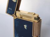 un briquet posé sur une surface blanche