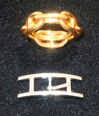 une bague en or et une bague en argent posées sur une surface noire