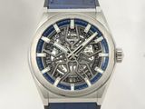 une image représentant une montre avec un bracelet bleu sur fond blanc