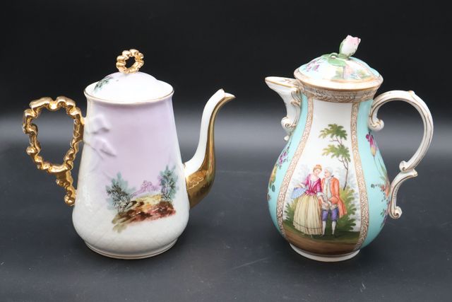 Deux verseuses porcelaine (une anse recollée) une en porcelaine a...
