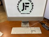 un ordinateur sur un bureau avec un clavier et une souris