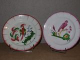deux assiettes à motifs posées sur une table