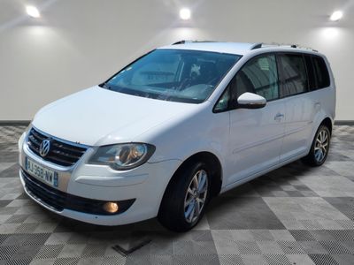 la camionnette blanche est garée sur un sol en damier dans le garage